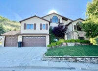Building Photo - Beautiful Valley Views & Utilities Included!
