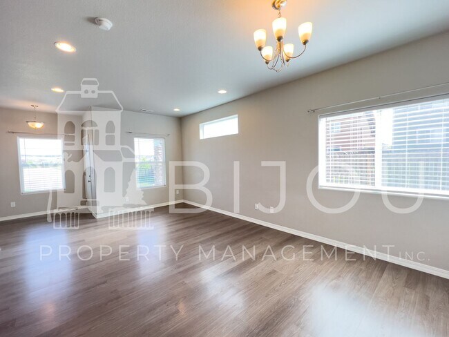 Building Photo - Beautiful Townhome across from Cumbre Vist...