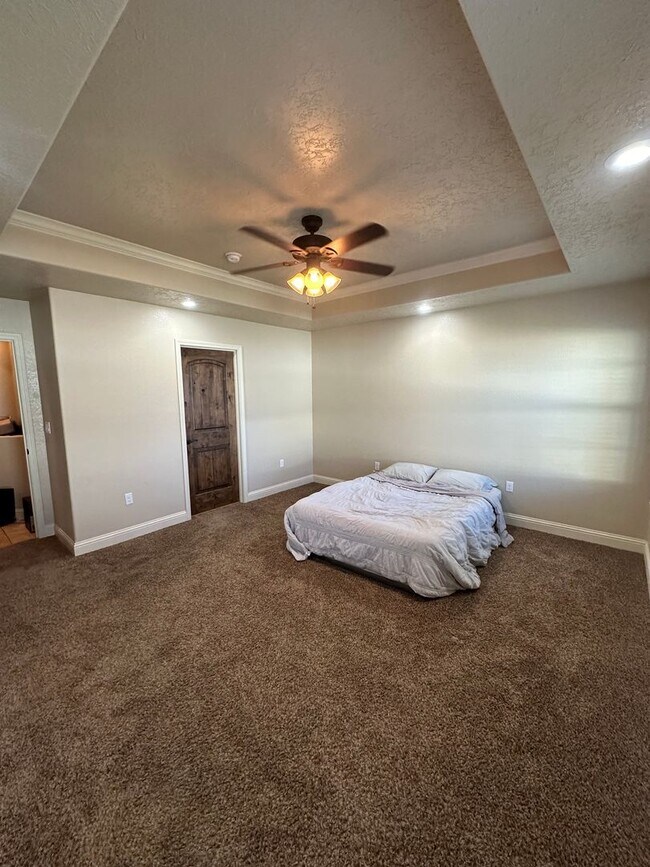 Building Photo - Stunning 4 Bed Home! 3 Car garage ! Mesa School District!