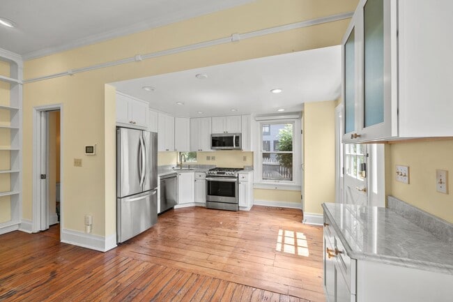 Building Photo - Beautiful German Village Home with Parking...