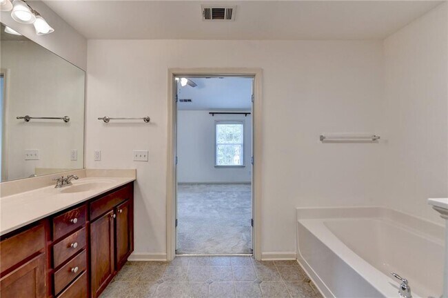 Building Photo - 3335 Castleberry Village Cir