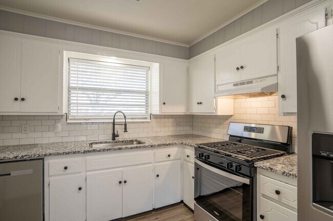 Building Photo - 3 Bedroom Broken Arrow Home, Available for an immediate move in!