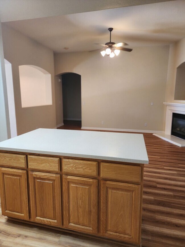 Building Photo - 4 bedroom 2 bathroom home Near Christofferson Pkwy Close to Walnut Elementary, Turlock Jr High Sc...