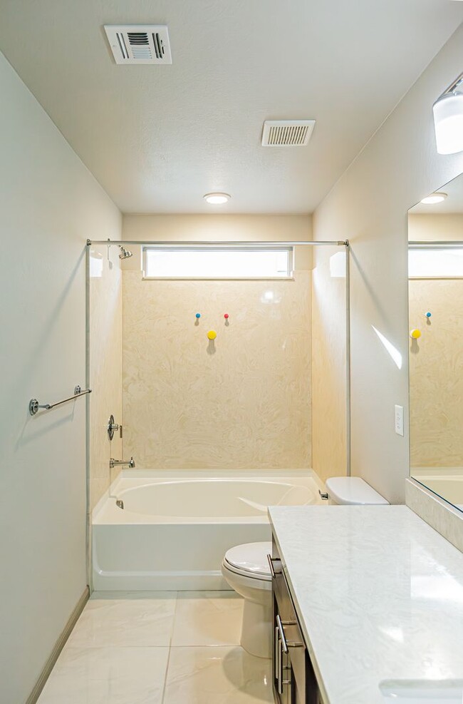 Building Photo - Rooftop Balcony