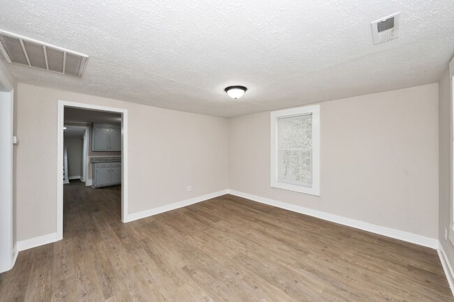 Building Photo - Spacious Hidden Gem in Bessemer – A Must See Inside!