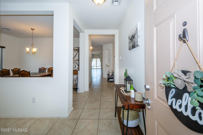 Building Photo - 9017 W Rolling Springs Dr