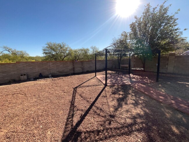 Building Photo - East side beauty with owned solar system