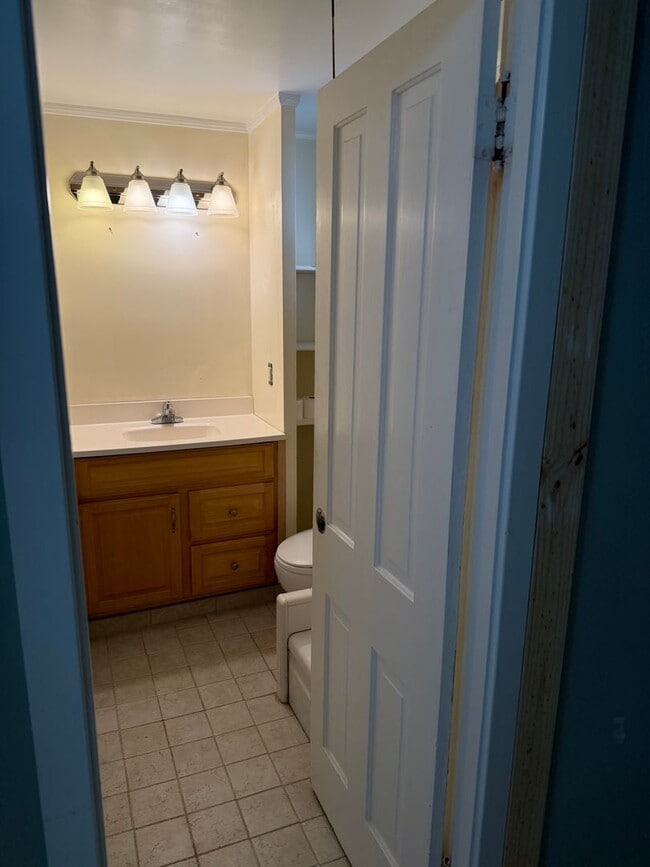 Building Photo - 2 Bedroom 2 Bath