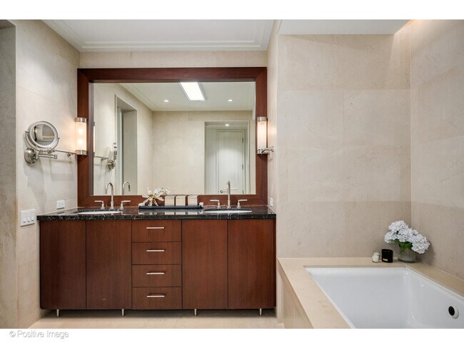 Building Photo - 159 E Walton Pl