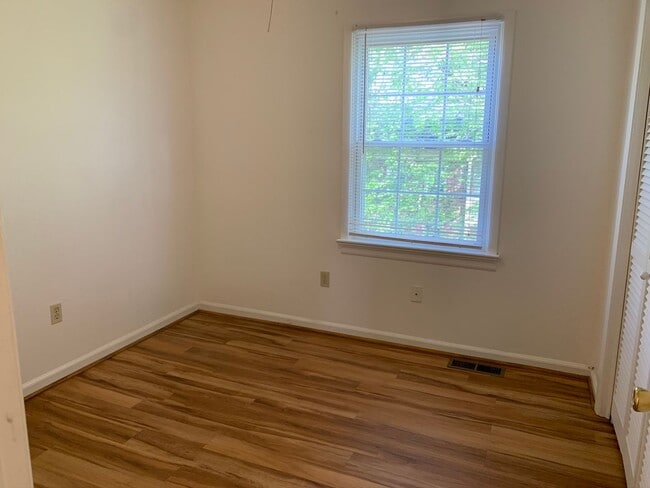 Building Photo - End Townhome In Oak Manor Community