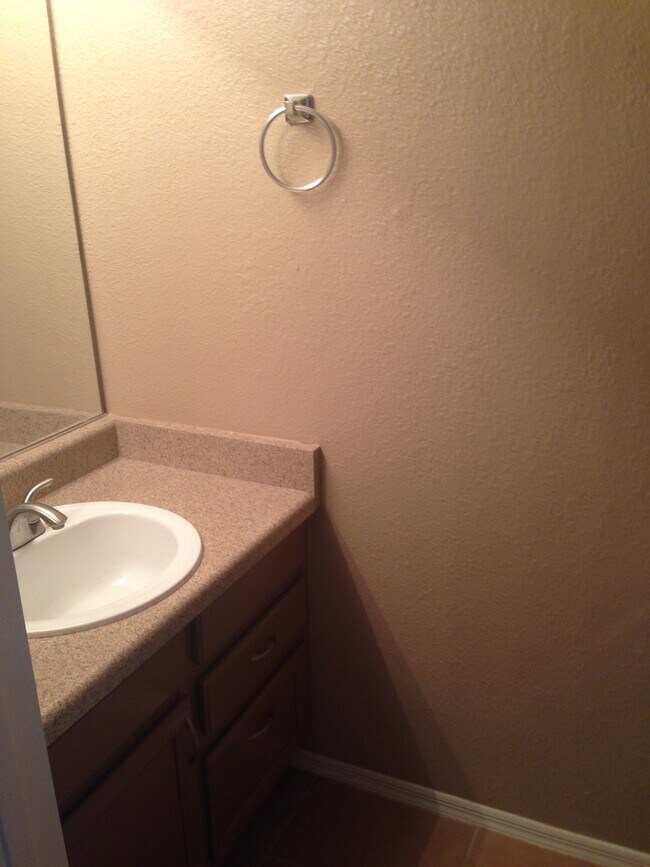 Building Photo - **BEAUTIFUL 2br/2.5ba TOWNHOME (ELLIOTT & ARIZONA AVE)