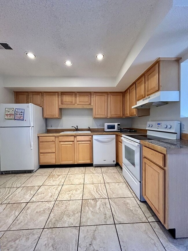 Building Photo - SHORT TERM RENTAL! 3Br/2Ba Condo in the Heart of Boulder