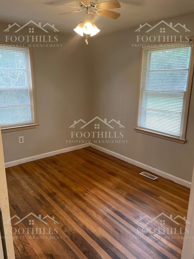 Building Photo - 3012 Cambridge Rd