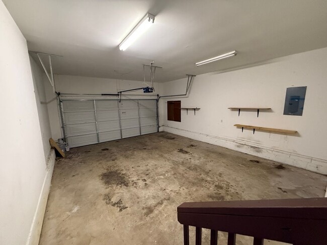 Building Photo - Spacious 3 Bedroom, 2 Bath Home with Garag...