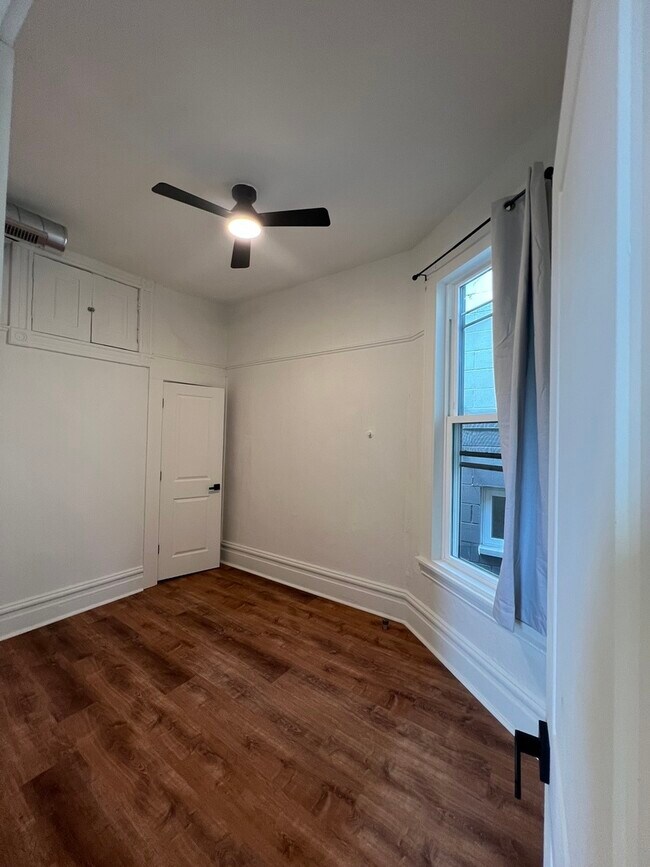 Building Photo - 5032 S Prairie Ave