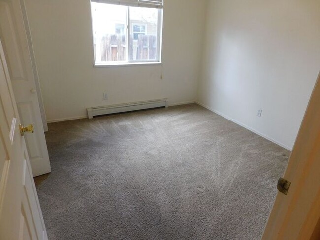 Building Photo - 3 bedroom home with fenced yard and garage...