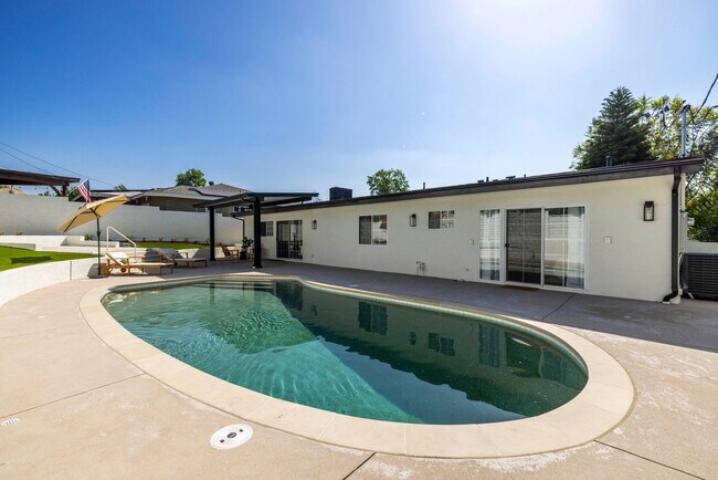 Building Photo - Stunning Mid-Century Modern Pool Home in Walnut Cove – Fully Furnished 4 bedrooms & 3 bathrooms!