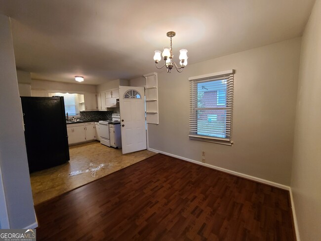Building Photo - 2691 Fernwood Ave