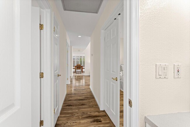 Building Photo - 464 Edelweiss Dr
