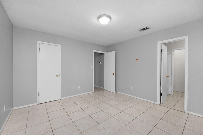 Building Photo - 1555 Green Briar Pkwy