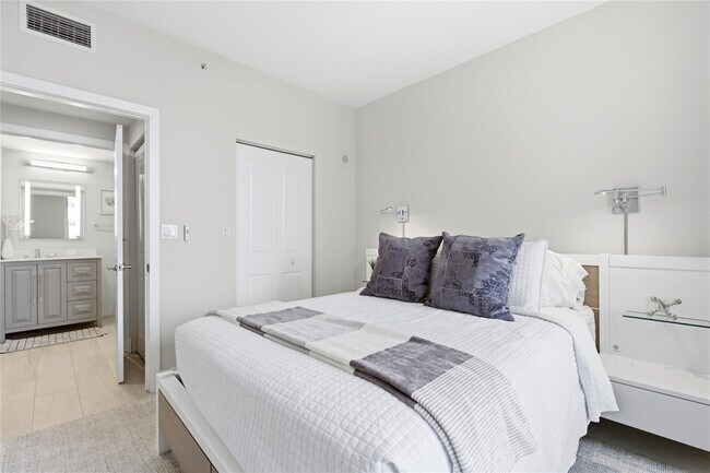 Building Photo - 511 SE 5 Ave