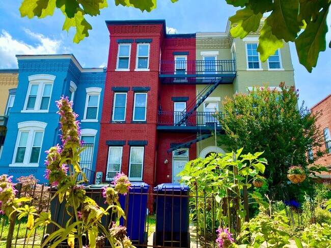 Building Photo - Spacious 2 Bed Plus Den - 1 Bath - Capitol...