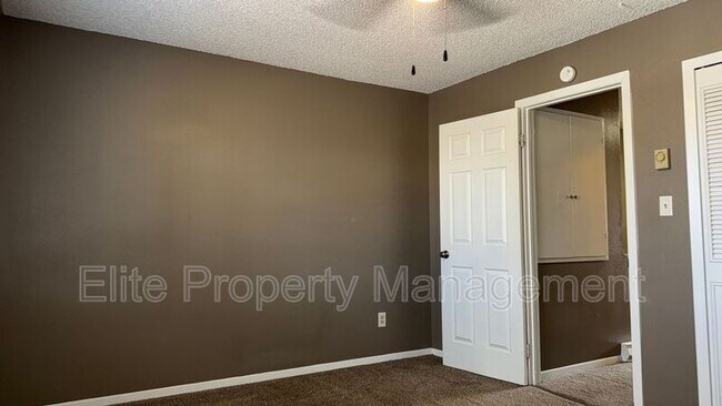 Building Photo - 25 Royal Crest Dr