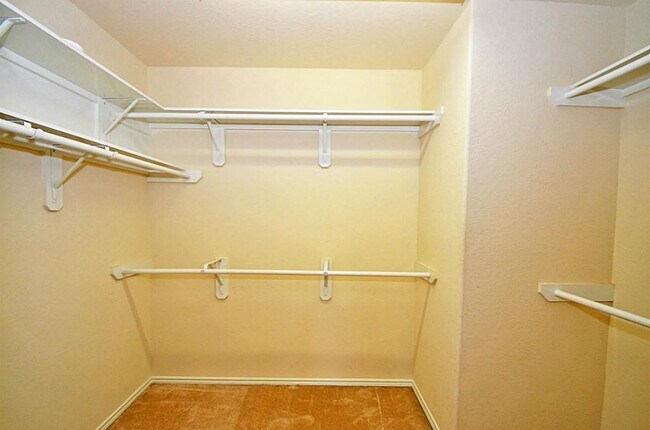 Building Photo - 5327 Stonegate Dr