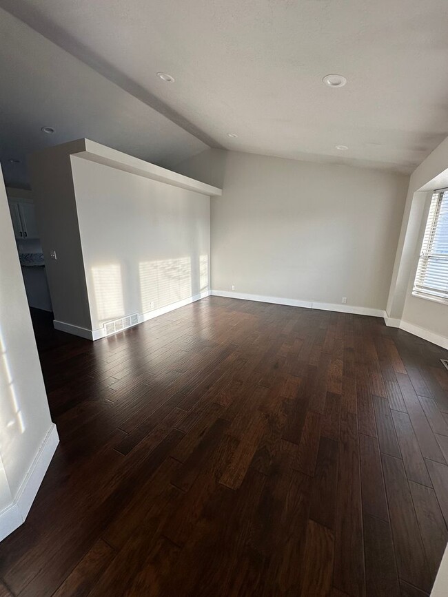 Building Photo - GET $500 OFF THE FIRST MONTHS RENT!!!