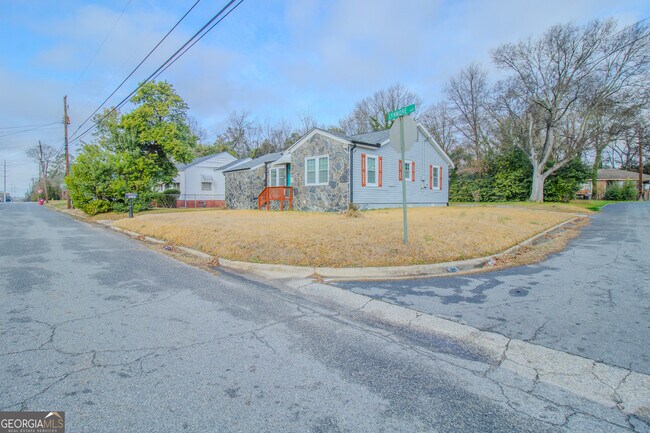 Building Photo - 579 Lynmore Ave