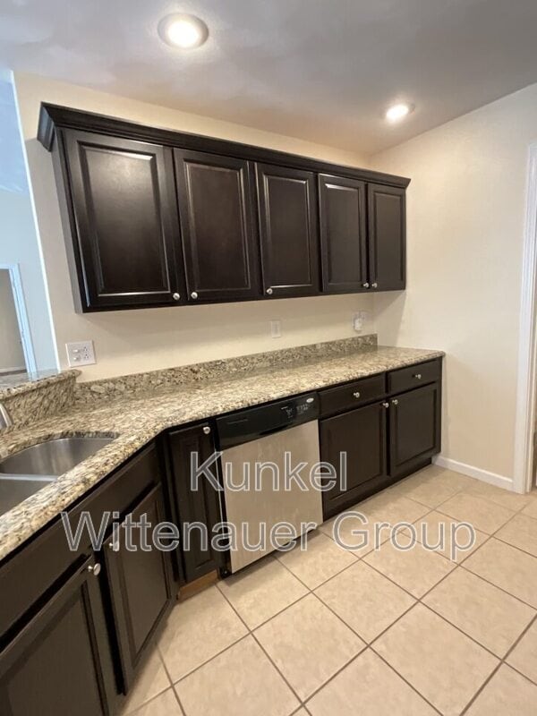 Building Photo - 40 Oak Pointe Cir