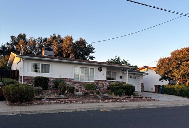 Building Photo - Charming and Upgraded ADU with separate entrance and ALL UTILITIES PAID!