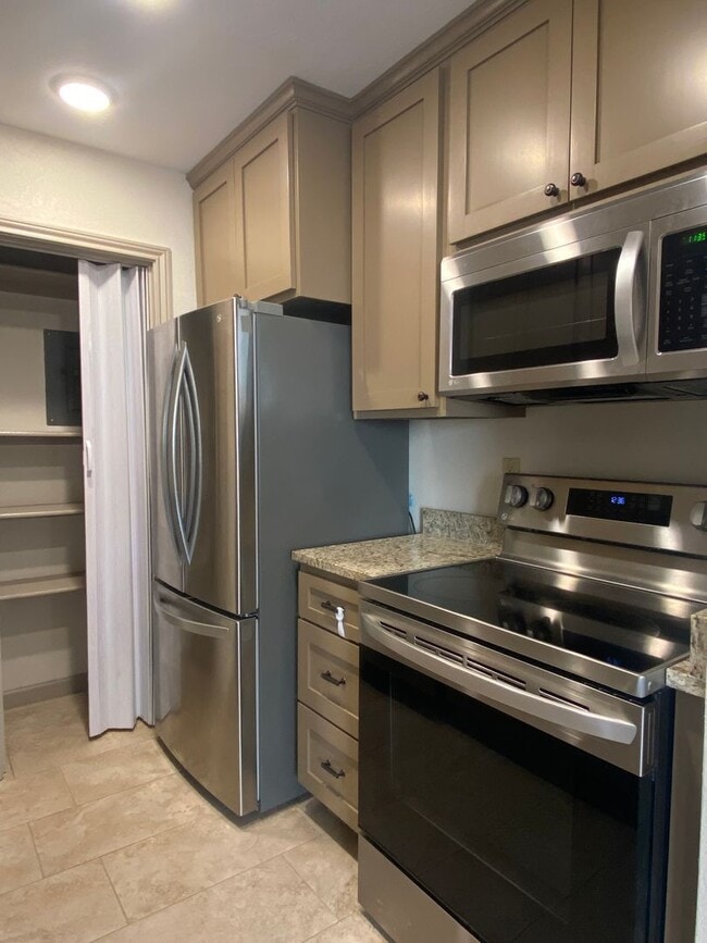 Building Photo - Country Hollow Condominiums