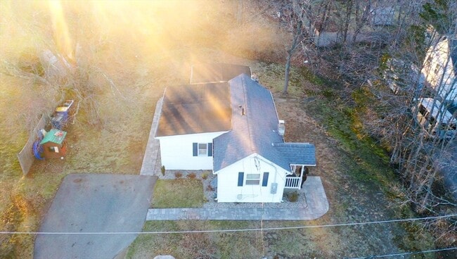 Building Photo - 85 Oak St