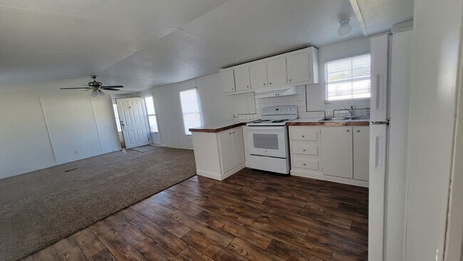 Building Photo - Ready to Move in