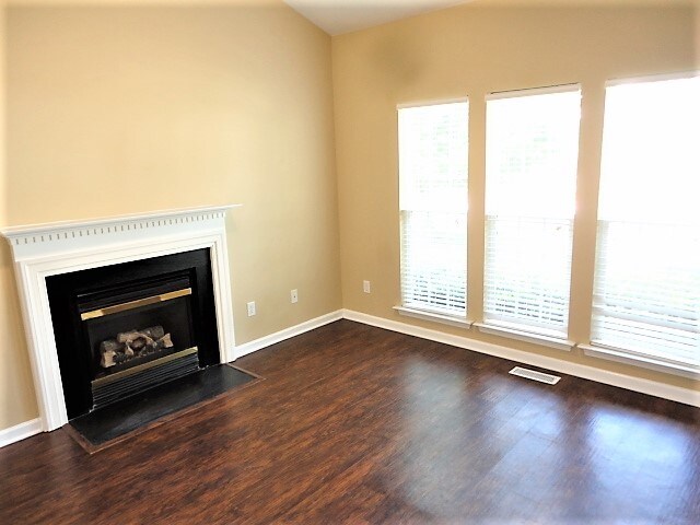 Building Photo - 640 Hanska Way