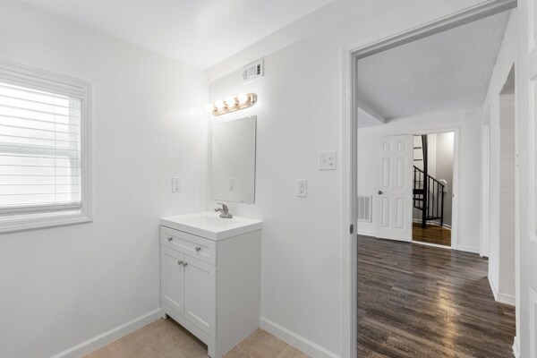 Building Photo - 7818 James St