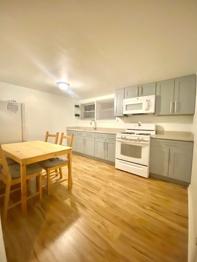 Building Photo - 6231 W Montrose Ave