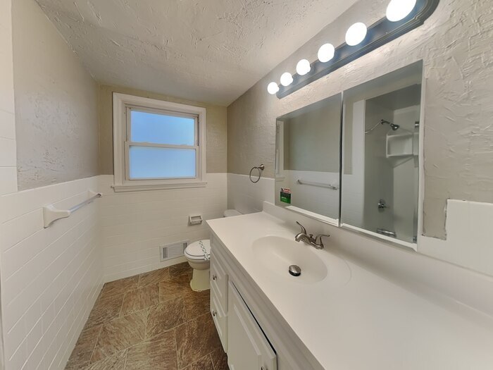 Building Photo - 2272 Hazel St N