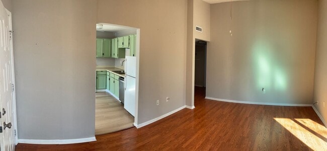 Building Photo - 2 Bedroom 1 Bath Condo with Private Deck in Hunters Chase