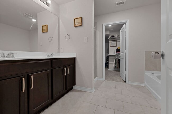 Building Photo - Beautiful 4 Bedroom/2.5 Bathroom Two Story Newly Built in the West Side of San Antonio