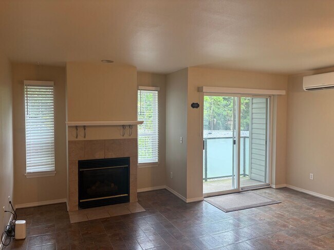 Building Photo - 12549 Roosevelt Way NE