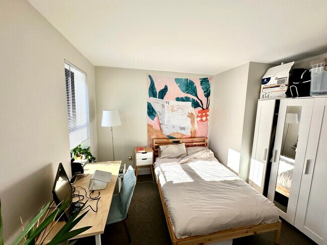 Building Photo - 833-835 Beacon St. Unit 2D