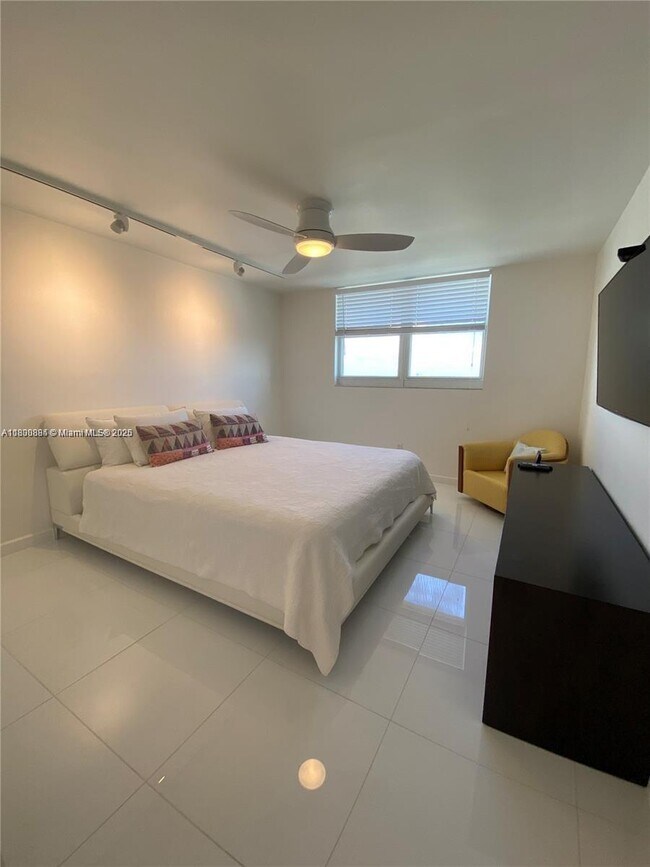 Building Photo - 1401 S Ocean Dr