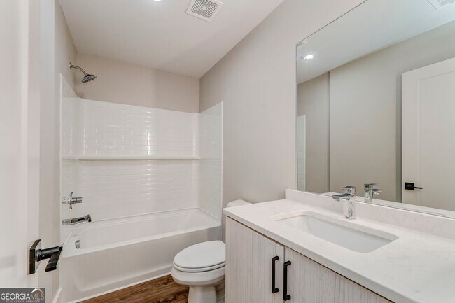 Building Photo - 109 Chateau Dr SE