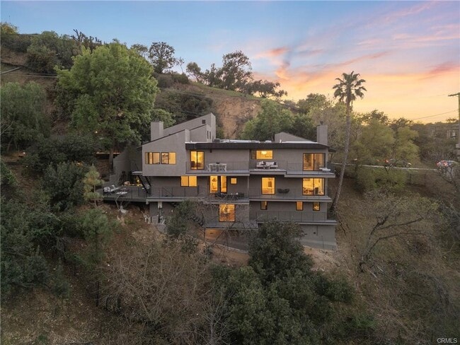 Building Photo - 3250 Coldwater Canyon Ave