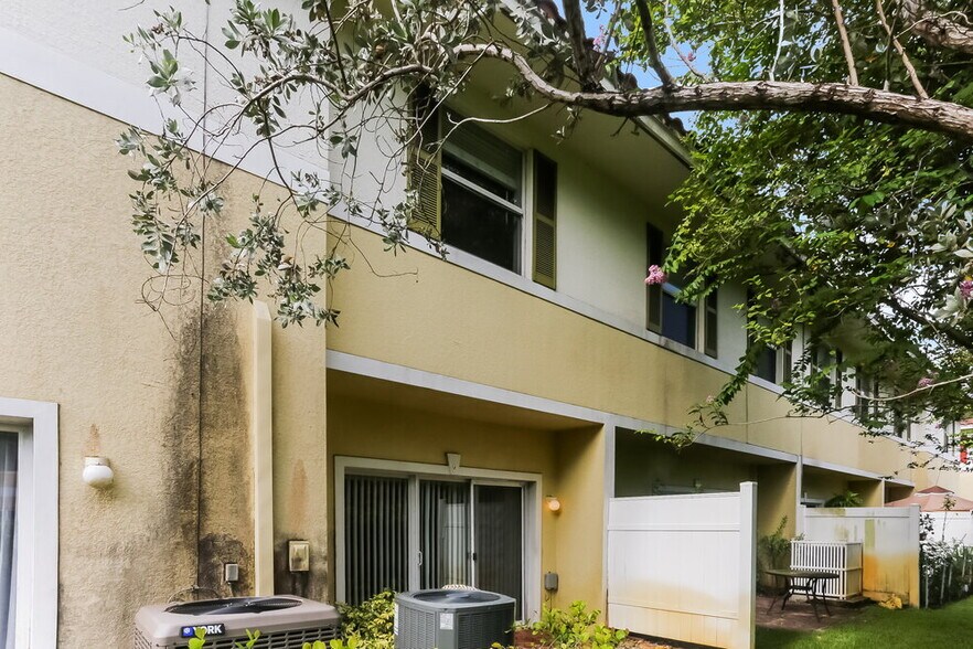 Building Photo - 2423 NW 31st Ct