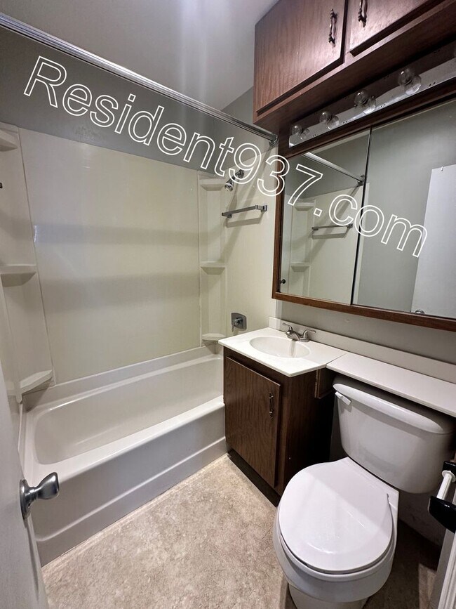 Building Photo - 2 Bed 1 Bath