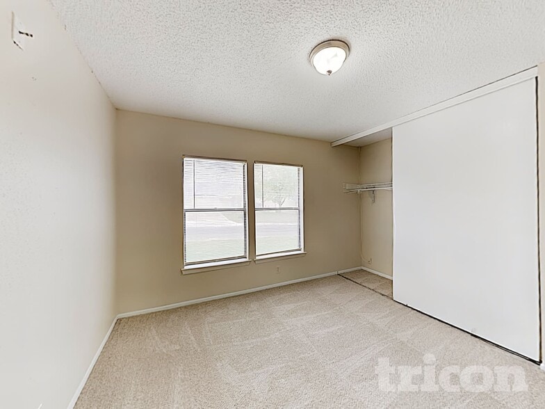 Building Photo - 10526 Kinderhook Dr