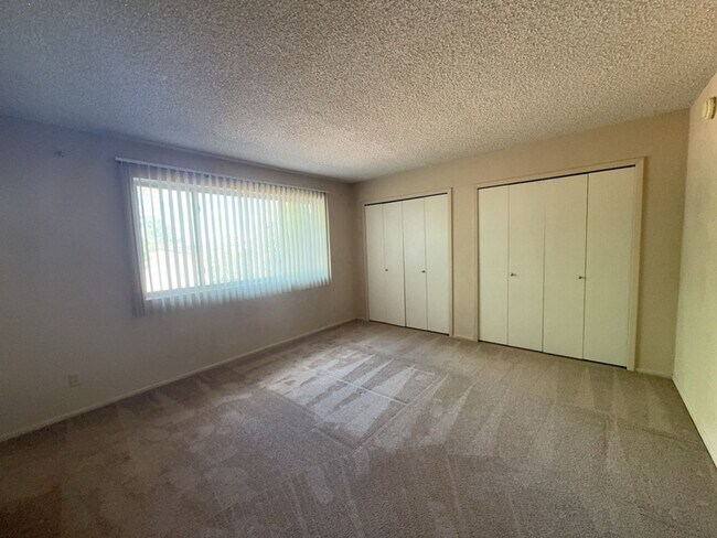 Building Photo - Very Nice 3 bedroom 2 bath with 2 car garage.